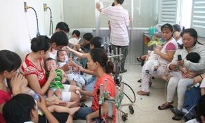 Thời tiết thất thường, trẻ em 'ồ ạt' nhập viện