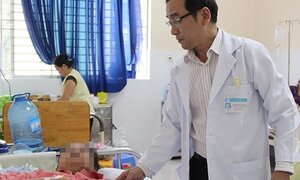 Bơm silicon làm nổ ngực, bác sĩ 'rởm' giam lỏng bệnh nhân