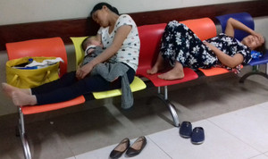 Ảnh: Nắng nóng 40 độ C, người người thi nhau 'gục' trên ghế bệnh viện