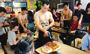 Đua nhau thuê trai đẹp, cơ bắp bán hàng ở Hà Nội