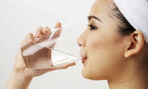 Nguy hiểm khôn lường nếu uống nhiều nước trước khi ngủ