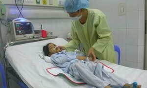 5 trẻ đồng loạt nhập viện, 1 trẻ chết đột ngột nghi do ăn vải?