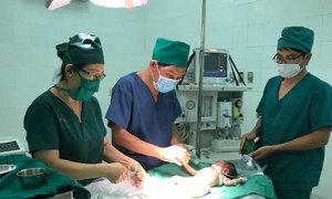 Đăk Lăk: Hy hữu bé gái xuất hiện cùng lúc 2 dị tật cực kỳ hiếm gặp
