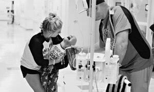 Đau xót nhìn hình ảnh em bé gào khóc sau khi hóa trị ung thư