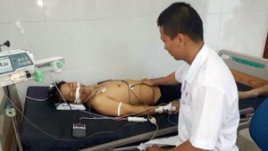 Trung tâm y tế Trường Sa cấp cứu cho ngư dân bị mất máu cấp
