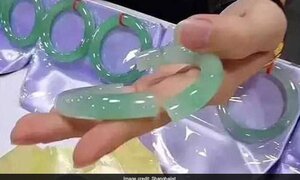 Rơi vỡ vòng ngọc hơn 1 tỷ đồng, khách du lịch ngất... tại trận