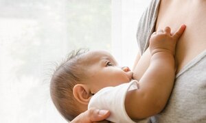Bú sữa mẹ quá lâu, trẻ có nguy cơ bị sâu răng