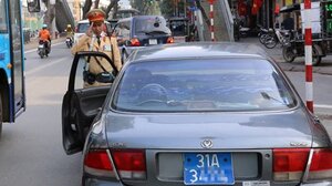 Xử phạt lái xe không mang giấy tờ gốc: Bộ ngành lúng túng, người dân lãnh đủ