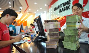 Giảm một loạt lãi suất điều hành: Một mũi tên bắn hai đích?