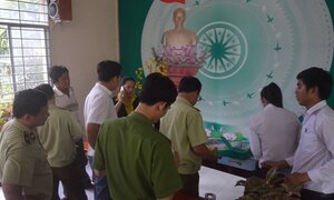Mượn trụ sở công… bán hàng rong, giá cao cho dân