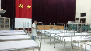 Dịch sốt xuất huyết hoành hành: Trưng dụng cả hội trường bệnh viện làm phòng điều trị