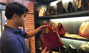 Bỏ lương ngàn USD về nhà... đánh giày, sửa túi
