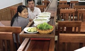 Quán phở lạ nhất Việt Nam: Điều khiển từ xa, phở tự chạy ra mời khách