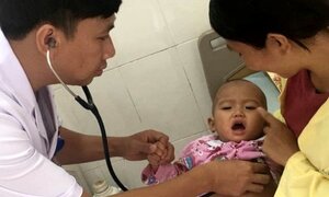 Không tiêm vắc xin, bé gái 16 tháng tuổi suýt chết vì ho gà
