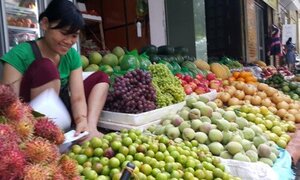 Hà Nội chính thức cấm bán hoa quả lòng đường, vỉa hè