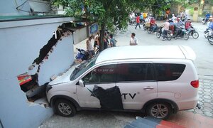 Tài xế đi giao hàng lái xe húc đổ ki-ốt ở Hà Nội