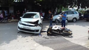 Đang quay đầu, ô tô bị mô tô phân khối lớn tông nát đầu