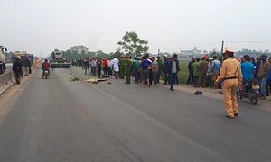 Tránh bò đi trên quốc lộ, hai thanh niên bị xe đầu kéo đâm chết tại chỗ