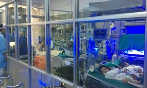 Người nhà bệnh nhi ở Bắc Ninh thất thần kể lại cảnh tượng chuyển viện, giành giật sự sống cho con