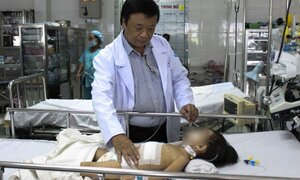 Cẩn thận với những tai nạn dị vật của con khi đi chơi dịp Tết