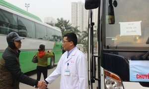 Xúc động hình ảnh tiễn bệnh nhân ung thư về quê ăn Tết