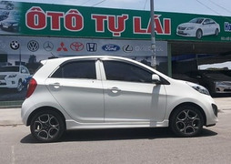 Giá thuê ôtô tự lái ngày Tết gần hai chục triệu đồng nhưng vẫn 'cháy hàng'