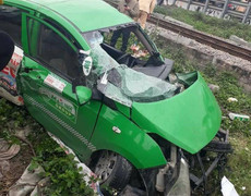 Taxi bị tàu hỏa đâm văng, lái xe tử nạn