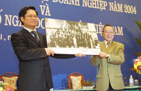 Cụ bà nghẹn ngào mang ảnh chụp cùng nguyên Thủ tướng Phan Văn Khải đến viếng