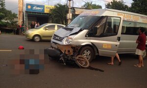 Băng qua đường, 2 người trên xe máy bị xe khách tông nguy kịch