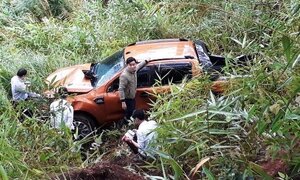 Xe ô tô lao xuống đèo Prenn, 3 người suýt mất mạng
