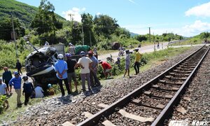 Băng qua đường ray, xe tải bị tàu hỏa tông văng 20m