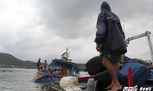 Người hùng lao ra biển cứu hơn 200 ngư dân bị lật bè trong bão số 12