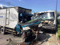 Cận cảnh 4 ô tô biến dạng khủng khiếp sau tai nạn liên hoàn