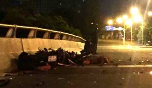 Chạy ngược chiều trên đường về quê, 2 công nhân tử vong dưới gầm xe tải