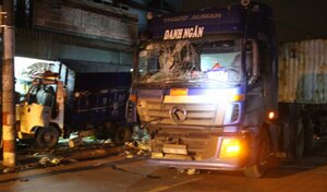 Tài xế container ủi xe rác lao vào nhà dân lúc rạng sáng, hai người nhập viện