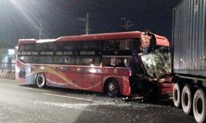 Xe khách tông đuôi xe container, phụ xe mắc kẹt trong cabin