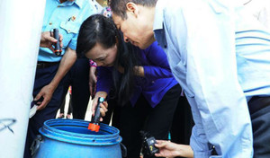Bộ trưởng Y tế cầm đèn pin trực tiếp kiểm tra công tác phòng chống sốt xuất huyết tại TP.HCM