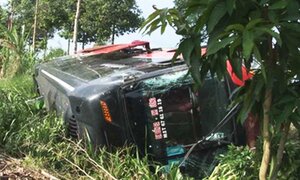 35 người la hét trong xe khách lật dưới mương ở Đồng Tháp
