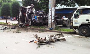 Video: Xe đầu kéo húc văng xe máy rồi tông thẳng cột điện, tài xế chết trong cabin