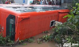 Video: Xe khách Phương Trang lật dưới mương nước, nhiều người mắc kẹt bên trong