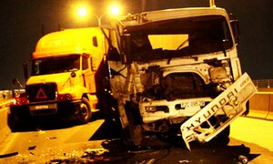 Đang đổ dốc cầu Phú Mỹ, 3 container tông nhau liên hoàn