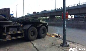 Tài xế lùi xe đầu kéo cán chết bà cụ đang đi bộ