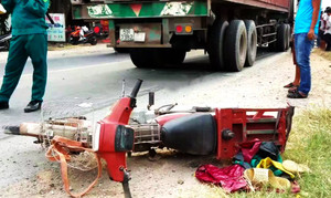 Bị xe container kéo lê hơn 20m, con chết, cha nguy kịch