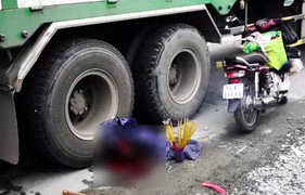 Con trai gào khóc bên thi thể mẹ già bị xe tải cán chết ở Sài Gòn