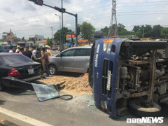 Xe tải tông thẳng vào 2 xe con, lật nhào giữa Sài Gòn