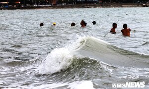 Mặc biển động dữ dội, dân Vũng Tàu vẫn thản nhiên kéo nhau xuống tắm