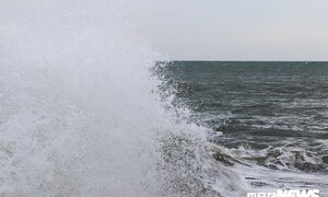 Bão số 9 đổ bộ, gió kéo những cột sóng cao hơn 5m ở Vũng Tàu