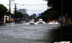 Tâm bão đang ở Vũng Tàu, gió giật mạnh khiến cây gãy đổ, tàu chìm