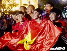 Dân TP.HCM 'nhuộm đỏ' phố đi bộ Nguyễn Huệ cổ vũ đội tuyển Việt Nam