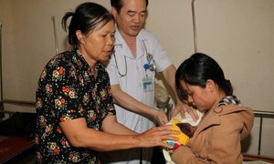 2 trẻ sinh non, ngừng tim, tắc thở được cứu sống kỳ diệu